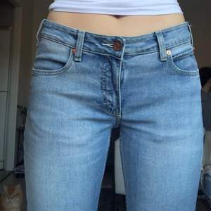 Lägger upp igen pga oseriös köpare👈🏼 Lågmidjade jeans från Acne! Lappen är bortklippt men de passar mig som vanligtvis är en 36 i jeans och byxor (är 1.72 cm lång) Så fina men de har inte kommit till användning hos mig! 💜