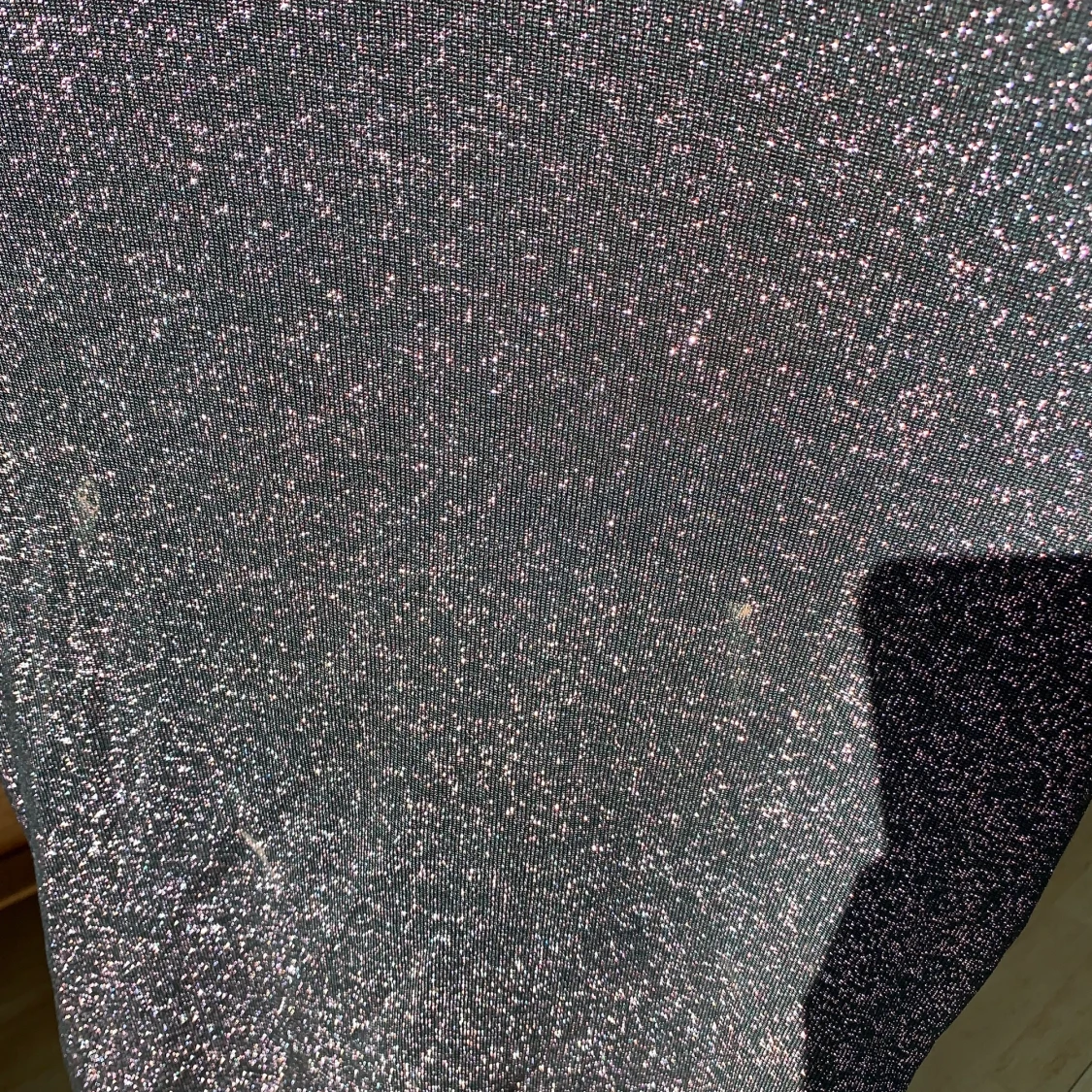 Rosa-/rödglittrig klänning. - 91