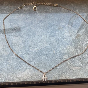 Halsband med stjärntecknet fisk♓️ - Ett brons färgat halsband med stjärntecken på♓️ säljer då jag inte använder det något mer💗