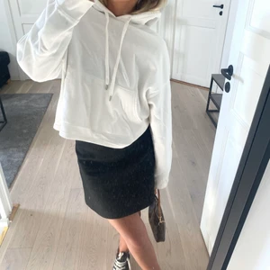 Vit sweatshird  - Den perfekta vita sweatshirden från H&M, Stl. XS men skulle säga en S. Köparen står för frakten🤍