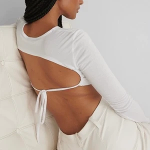 Vit topp med öppen rygg  - Säljer denna snygga toppen med öppen rygg från NAKD 💕💕💕 