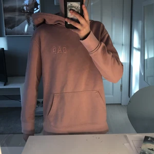 Fräsch  - Säljer min andra hoodie som är i bra skick men lite kort i armarna 