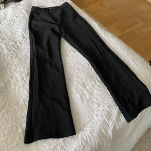 Utsvängda kostymbyxor - Snygga utsvängda kostymbyxor från BIKBOK. rätt stretchiga i materialet, storlek 36!