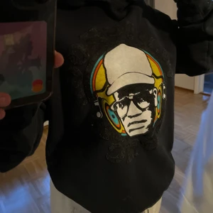Vintage Hoodie  - Superfin Hoodie med tryck på framsidan. I gott skick. Pris kan diskuteras vid snabb affär, köpare står för frakt.xs till m beroenden på önskad passform