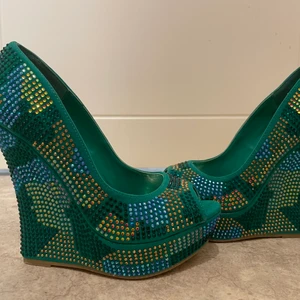 Gröna bling sandaler  - Snygga gröna bling sandaler, storlek 36, använda en gång inomhus. Jätte fint skick. 