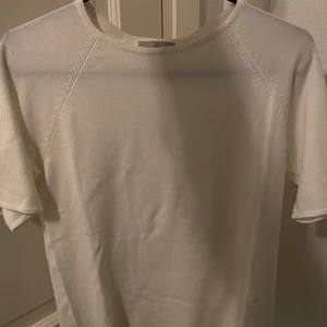 H&M t-shirt - En jättefin finstickad t-shirt från H&M, oanvänd. Säljer då jag köpt en i en annan färg. Inte genomskinlig alls och har ett jättefint material som ni kan se på bild två. Finns ej att köpa på hemsidan och finns nästan inte i någon butik, utom i större storlekar. Nypris: 170kr