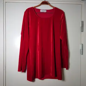 Kort röd sammetsklänning. Så svårt att fota sammet! Men den är jättefin! Liten slits på båda sidor 🌱
