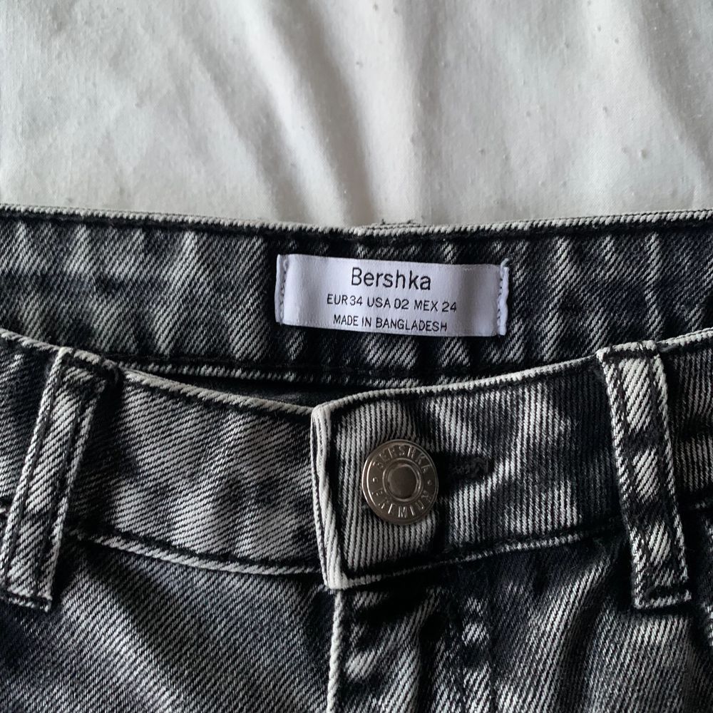 bershka jeans, storlek EUR 34. knappt använd och i 10/10 skick! bershka jeans in size EU 34, US 02, UK 06. barely used and in perfect condition 🤍. Jeans & Byxor.