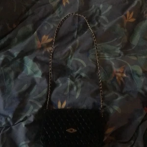 Väska - Denna väska köpte jag för 2 år sedan. Nästan inte använt den alls pga inte min stil. Den är ganska så gammal så den ser inte ny ut. Kontakta vid mer frågor.