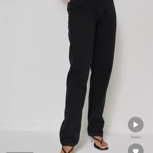 NA-KD jeans - Säljer ett par helt nya byxor ifrån NA-KD som är en kollektion av Charelle Schriek. Dem är jättesnygga men  sitter tyvärr inte som jag tänkte mig :( 