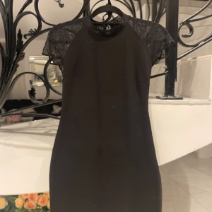 Svart klänning  - Superfin och bekväm tajt kläning med spets på ärmarna och ryggen. Helt oanvänd och fräsh. Supersöt!🌸 otroligt bra passform samt material❤️ Köpt på Zara❤️