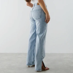 Jeans  - Jätte fina blåa jeans från Gina. Bra skick, nypris 599, säljs för 400 plus frakt. Dem har slits och är i str 38. Skriv till mig om du är intresserad eller har andra frågar. 💕💕