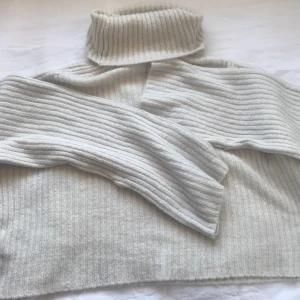 Polo krage tröja! - Denna tröja är nästan helt oanvänd! Kommer från Gina och är i storlek XS