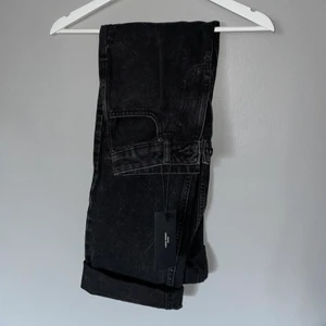 Helt nya Mom Jeans med hög midja  - Nya med pristagg kvar, från Vero Moda. Höga i midjan.