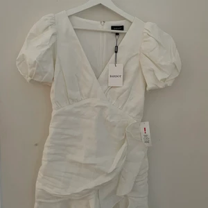 Linne klänning från Nelly  - Säljer min fina klänning som jag skulle ha på studenten men som är lite liten. Storlek M men lite liten i storleken. Materialet är i linne. Aldrig använd alla prislappar sitter kvar. Köptes för 1300kr säljer för 1000kr men priset kan diskuteras lite!