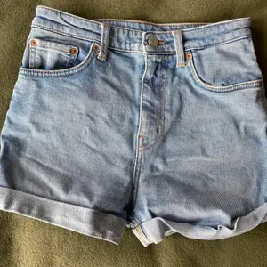 Jeansshorts från Weekday i storlek 34