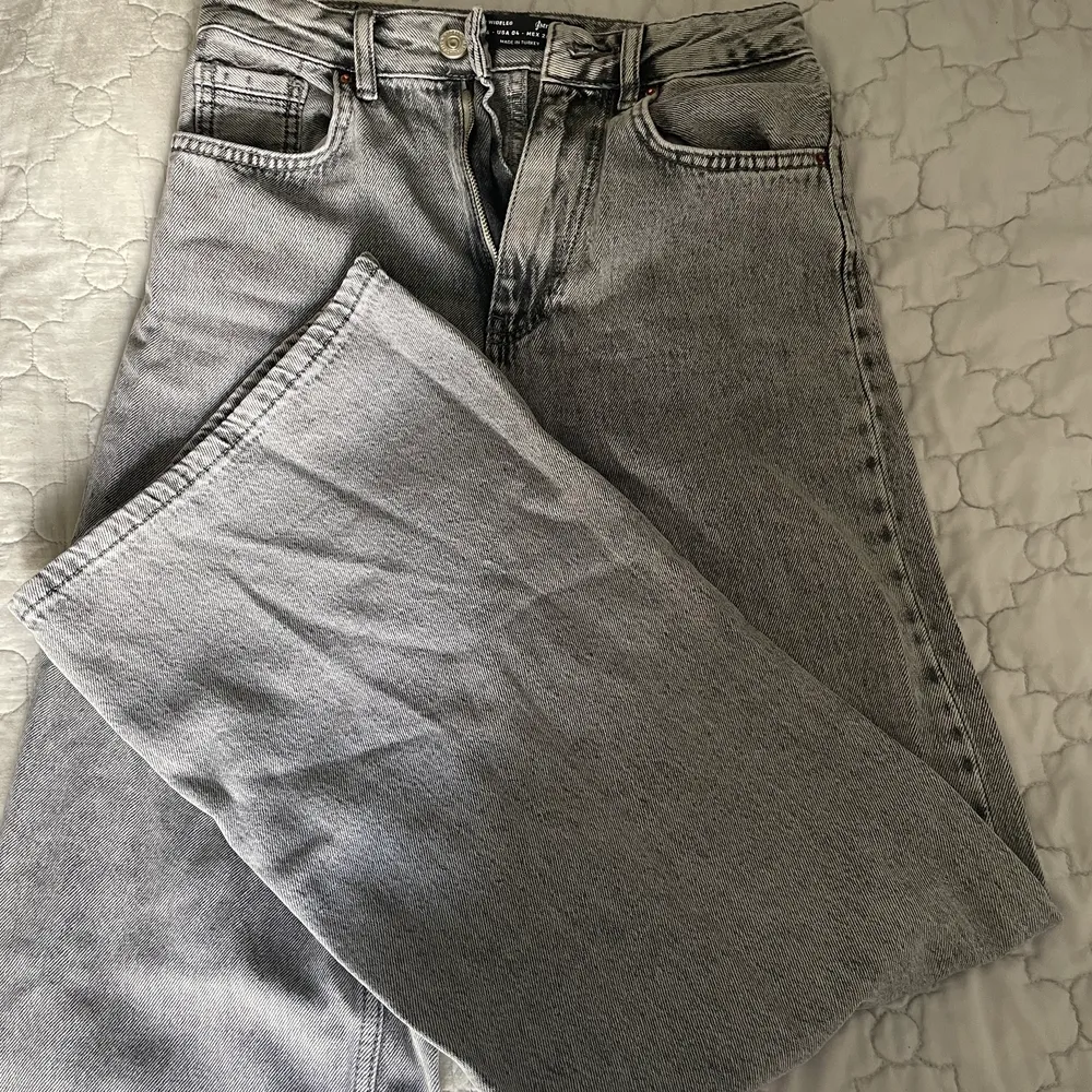 Vida grå jeans i mjukt material! Från asos, säljer de billigt då de har en längdskildnad på benen, inte jätte stor dock men den syns om man har långa ben som jag. Bara testade annars!. Jeans & Byxor.