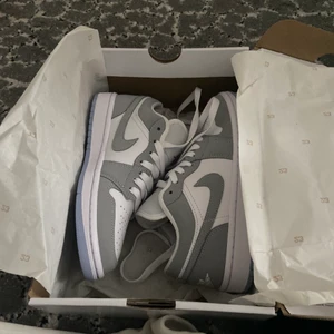 Jordans smoke grey - Helt nya jordans i färgen smoke grey,! Storlek 36.5 men passar en 37. Nypris 3450kr och säljer för 2000kr ( använt ett par gånger )