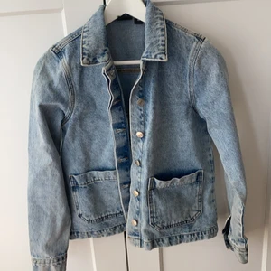 Jeansjacka xs - En snygg nästan aldrig använd jeansjacka i xs!