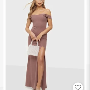 En klänning från Nelly - Använd 1 gång, Hade den på ett bröllop otroligt fin klänning men har tyvärr inte fått någon användning för den.( 66kr + spårbart frakt )