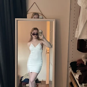 Vit sommarklänning - En vit, somrig klänning från h&m. Väldigt söt