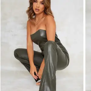 Säljer min super coola jumpsuit med bandeau!! Läder inspirerad 🕺🏼 Den är från prettylittlething och är jätte strechig ❤️‍🔥 storlek 8 skulle säga att den är som en 38 med strech💚  använd fåtal gånger och säljs pågrund av att den var för stor för mig! säljer för 250 eller bud 💥💥💥