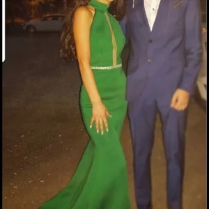 Balklänning,fest klänning, lång klänning - Går att ta blrt det gråta bandet runt midjan, man kan även göra den större runt brösten, väldigt strechig matreal