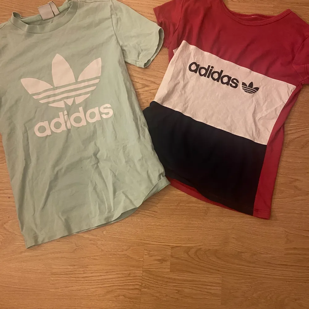 Två olika fina adidas sporttröjor, båda i storlek S, Så fina färger och basic . T-shirts.
