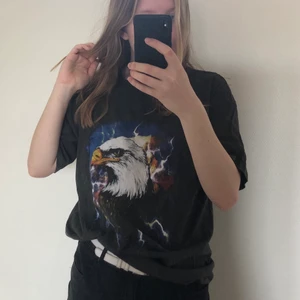T-shirt med tryck  - Mörkgrå t-shirt med coolt tryck!