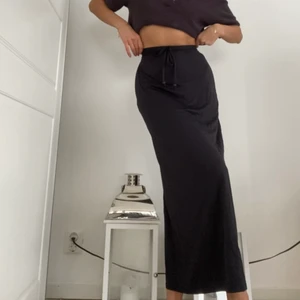 Lång kjol - Lång svart kjol med prislapp på