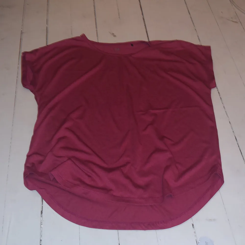 Rosa tränings tröja, lite längre bak än fram vet ej varifrån den är köpt.. Hoodies.