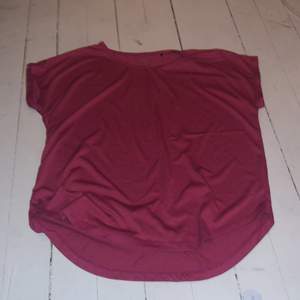 Rosa tränings tröja, lite längre bak än fram vet ej varifrån den är köpt.