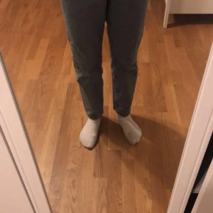 Super snygga jeans från Monki - Jag har använt de max en gång och de matchar inte riktigt min stil så därför säljer jag de. Det är bara att fråga mig om du har några funderingar eller vill ha fler bilder