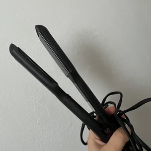 Cloud nine plattång  - Säljer en Cloud nine plattång! Den är använd men plattången är i gott skick. Plattången värms upp till 200 grader! (passar bra för de som har tjockt hår) men såklart finns det lägre temperaturer i den och den värms upp ganska snabbt! På sidan av den långa sladden så är den LITE ”riven” men det går nog att lösa! Pris för plattången är 500 kr + frakt. Skriv till mig för intresse! 