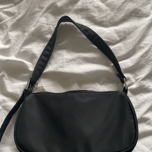 Bikbok - Säljer min fina svarta väska då den inte kommer till någon användning längre💕