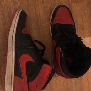 Jordans skor!💗 - Hej, super fina jordans då jag inte vill ha kvar de längre storleken är 36 super fina jordans skorv om du vill ha fler bilder eller om du är i ett intresse!!💗