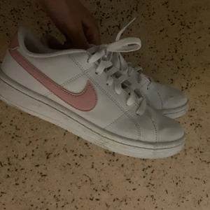 Nike skor  - Jag säljer Nike skor använder inte lägre. Dom använda 1-2 gånger. Storlek är 38. Dom superfint sick. Använder inte dom Darför väljer sälja dom än ligger bara hemma bättte sälja dom. Frakt står köper för själv. 