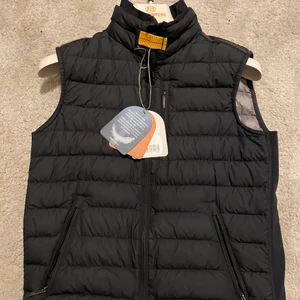 Parajumper väst. Sällan använd - I topp bra skick, köpt på kidsbrandstore förra året i juni. Saknar kvittot men du kan se att den är äkta genom certilogo certifieringen. Storlek M i ungdom som står för storlek 164/ 13-14år. Lapparna har jag sparat för detta moment. Då kanske dem är viktiga för någon.  Skriv för frågor