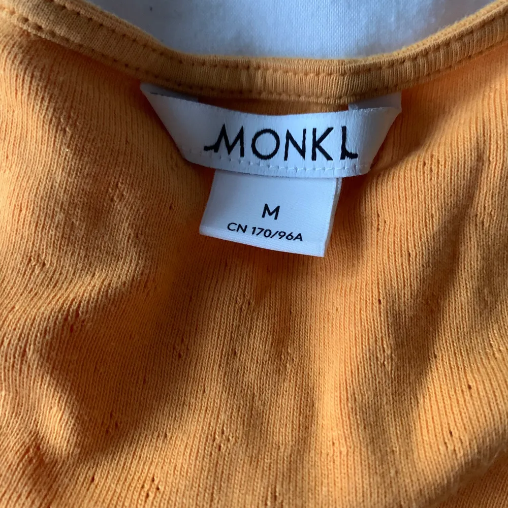 cutest buttoned top from monki! has an adorable little pattern on it. perfect for spring and summer 💛🧡💛. Toppar.