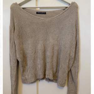 Jättefin & mysig beige tröja från Brandy Melville, säljer för den tyvärr inte kommer till användning! I väldigt fint skick och skulle säga att den passar xs-S <3
