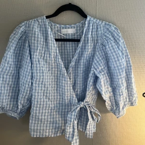 Sommar blus  - En jätte söt blå vit rutig blus som passar perfekt till sommaren i storlek XS. Priset kan diskuteras och skriv till mig för fler billder 💗
