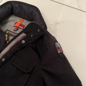 Parajumper Jacka - Hej! Säljer en Parajumper jacka för damer. Aldrig använd!  Storlek S. Köpt för 4000 och säljer den för 1200kr Pris kan diskuteras!