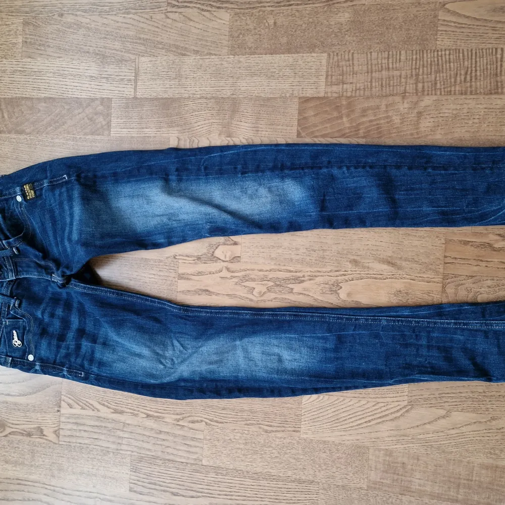 Snygga skinny jeans. Stl 23/30 Låg midja . Jeans & Byxor.