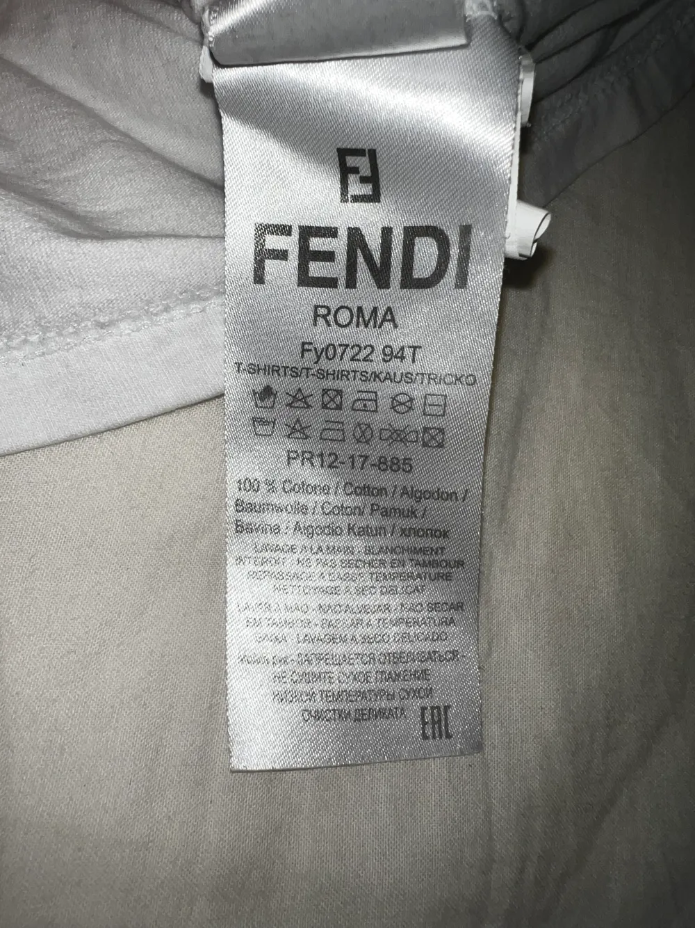 Säljer nu min sällsynta Fendi monster eyes t-shirt! Den är i Storlek Medium men passar även dom som använder storlek S som jag!  Denna T-shirt går inte att köpa ny längre därav (sällsynt)   T-shirten är i nyskick  . T-shirts.
