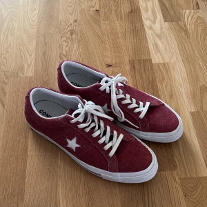 Converse skor  - Converse skor köpta på caliroots för retail: 800kr, säljer nu för 300kr i nästintill nyskick. 