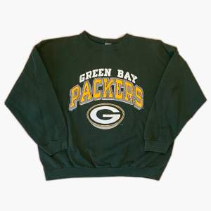 Grön tjocktröja med ”Green Bay Packers” tryck. Vintage kvalité men inte urtvättad eller något sånt, 7/10. Priset kan sänkas vid snabb affär, kan mötas upp vid mariatorget.