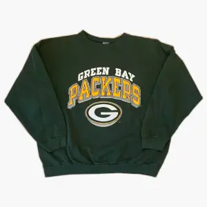 Grön tjocktröja med ”Green Bay Packers” tryck. Vintage kvalité men inte urtvättad eller något sånt, 7/10. Priset kan sänkas vid snabb affär, kan mötas upp vid mariatorget.
