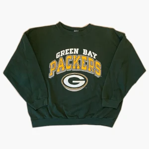 Vintage Tjocktröja Green Bay Packers - Grön tjocktröja med ”Green Bay Packers” tryck. Vintage kvalité men inte urtvättad eller något sånt, 7/10. Priset kan sänkas vid snabb affär, kan mötas upp vid mariatorget.