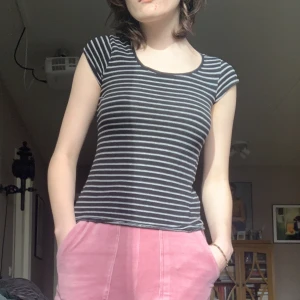 Randig t-shirt - Randig t-shirt som inte kommer till andvändning. Den är väldigt bekväm och passar till det mesta😊