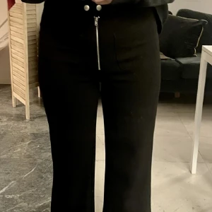 Kostymbyxa bikbok - Kostymbyxor ifrån bikbok  Populära med dragkedja o knapp på magen 